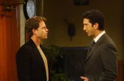 Um eine Prüfung zu bestehen, stellt Dr. Hobart (Greg Kinnear, l.) Ross (David Schwimmer, r.) vor eine unfaire Wahl ...