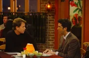 Obwohl Ross (David Schwimmer, r.) von Dr. Hobart (Greg Kinnear, l.) vor ein Ultimatum gestellt wurde um seinen Test zu bestehen, lässt  sich Ross nicht darauf ein ...