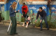 Weil Rachel (Jennifer Aniston, l.) als Kind einen Unfall auf einer Schaukel hatte, will sie nicht, dass Ross (David Schwimmer, r.) mit Emma (Darsteller unbekannt, 2.v.r.) auf den Spielplatz geht. Ross dagegen ist überzeugt, dass man seine Ängste überwinden muss ...