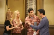 Rachel (Jennifer Aniston, l.), Phoebe (Lisa Kudrow, 2.v.l.), Ross (David Schwimmer, 2.v.r.) und Joey (Matt LeBlanc, r.) überlegen, wie sie das Zuspätkommen der Thanksgiving-Essenseinladung bei Monica erklären sollen ...