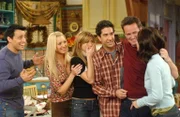 Monica (Courteney Cox, r.) ist ziemlich sauer, weil ihre Freunde, Joey (Matt LeBLanc, l.), Phoebe (Lisa Kudrow, 2.v.l.), Rachel (Jennifer Aniston, 3.v.l.) und Ross (David Schwimmer, 3.v.r.) zum alljährlichen Thanksginving-Essen viel zu spät gekommen sind. Doch die Tatsache, dass Monica und Chandler (Matthew Perry, 2.v.r.) ein Adoptivkind bekommen, lässt sie alles vergessen ...