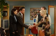 Auf Monica (Courteney Cox, l.) und Chandler (Matthew Perry, 2.v.l.) wartet ein spannendes Treffen mit Erica (Anna Faris, r.) und einem Beamten der Adoptionsagentur (Jim O'Heir, 2.v.r.) ...