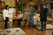 Chandler (Matthew Perry, r.) wird von Phoebe (Lisa Kudrow, 2.v.l.), Rachel (Jennifer Aniston,3.v.l.), Joey (Matt LeBlanc, 2.v.r.), Ross (David Schwimmer, 3.v.r) und Monica (Courteny Cox, l.) beschuldigt, eine Affäre zu haben. Doch was sagt Chandler dazu?