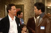 Während die Mädels Phoebes Junggesellinnenabschied feiern, sind Ross (David Schwimmer, r.) und Chandler (Matthew Perry, l.) auf einem College-Treffen ...