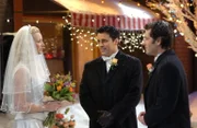 Als endlich alles perfekt fertig ist, fällt die Hochzeit von Phoebe (Lisa Kudrow, l.) und Mike (Paul Rudd, r.) beinahe wegen eines Schneesturms aus. Doch dann hat Rachel eine gute Idee, und Joey (Matt LeBlanc, M.) ist sofort einverstanden ...