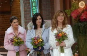 Gespannt folgen sie der Trauung: Rachel (Jennifer Aniston, r.) und Monica (Courteney Cox, M.) ...