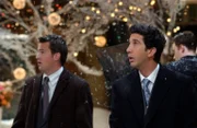 Dunkle Wolke hängen über Phoebes und Mikes Hochzeit, denn Chandler (Matthew Perry, l.) und Ross (David Schwimmer, r.) sind sauer, da sie nicht als Trauzeugenauserwählt wurden ...