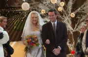 Stolz führt Chandler (Matthew Perry, r.) die Braut (Lisa Kudrow, l.) zum 'Altarâ€™ ...