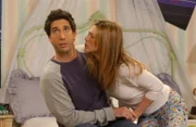 Ross (David Schwimmer, l.) versucht mit aller Mühe den Annäherungsversuchen von Rachel (Jennifer Aniston, r.) standzuhalten ...