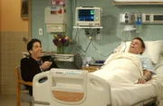 Ross (David Schwimmer, l.) begleitet Rachel ins Krankenhaus zu ihrem Vater (Ron Liebman, r.) und hat sichtlich Spaß mit dem Fernsehprogramm ...