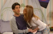 Ross (David Schwimmer, l.) versucht mit aller Kraft die Annäherungsversuche von Rachel (Jennifer Aniston, r.) abzuwehren ...