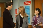 Während eines Gesprächs mit der Krankenschwester (Hira Ambrosino, r.) geraten Rachel (Jennifer Aniston, M.) und Ross (David Schwimmer, l.) aneinander ...