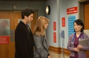 Rachel (Jennifer Aniston, M.) und Ross (David Schwimmer, l.) erhoffen sich von der Krankenschwester (Hira Ambrosino, r.) Auskunft über den gesundheitliche Zustand von Rachels Vater ...