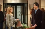 Ross (David Schwimmer, r.) hat ein schlechtes Gewissen, denn während er eine Anstellung auf Lebenszeit bekommen hat, hat Rachel (Jennifer Aniston, l.) ihren Job verloren ...