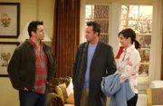 Joey (Matt LeBlanc, l.) berichtet Monica (Courteney Cox, r.) und Chandler (Matthew Perry, M.) von seiner neuen Bekanntschaft ...