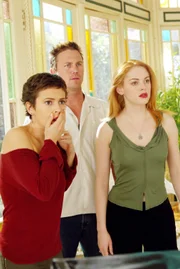 Paige (Rose McGowan, r.), Phoebe (Alyssa Milano, l.) und Leo (Brian Krause, M.) versuchen Piper zu helfen ...