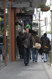 Nach seiner Flucht kann Jack Bauer (Kiefer Sutherland, M.) den Hubschrauber in Manhattan landen und in der Menge untertauchen ...
