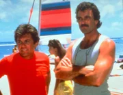 Gemeinsam mit dem ehemaligen Callgirl Leslie Emroy sucht Magnum (Tom Selleck, r.) nach deren Schwester Patty, die spurlos verschwunden ist. Im Laufe der Ermittlungen wird immer klarer, dass diese einen einflussreichen Politiker erpresst hatte ...