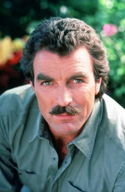 Magnums (Tom Selleck) Ex-Frau Michelle taucht plötzlich bei ihm auf, lässt ihre fünfjährige Tochter in seiner Obhut und verschwindet wieder. Weil ein Feind ihres verstorbenen Mannes hinter ihr her ist, der sie umbringen möchte ...