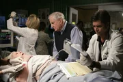 Dr. Tracy Martin (Emily Rose, l.) und Tony (John Stamos, r.) kümmern sich um Barbara Feingold (Debra Mooney, liegend) und ihrem Mann Harry (Garry Marshall, M.) der sehr besorgt um sie ist ...