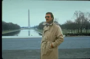 Als Magnum (Tom Selleck) auf einem Video sieht, wie seine Exfrau und die gemeinsame Tochter in die Luft gesprengt werden, reist er völlig verstört zu seiner Mutter. Doch Higgins ruft ihn nach Hawaii zurück, denn auf Magnums Freundin wurde ein Anschlag verübt ...