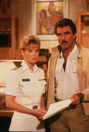 Mit Hilfe von Lt. Maggie Poole (Jean Bruce Scott, l.) versucht Magnum (Tom Selleck, r.) herauszufinden, ob seine Tochter Lily noch am Leben ist ...