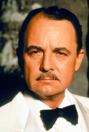 Hausverwalter Jonathan Higgins (John Hillerman) achtet stets auf Ordnung und korrektes Auftreten ...