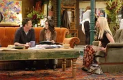 Sind und bleiben Freunde: Monica (Courteney Cox, M.), Chandler (Matthew Perry, l.) und Phoebe (Lisa Kudrow, r.) ...