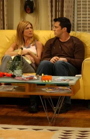 Können die Spannung kaum noch aushalten bis sie 'es' endlich tun: Rachel (Jennifer Aniston, l.) und Joey (Matt LeBlanc, r.) ...