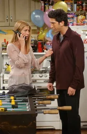 Rachel (Jennifer Aniston, l.) und Ross (David Schwimmer, r.) wollen mit allen Freunden Emmas Geburtstag feiern. Eine Torte ist auch bestellt, doch der Konditorei ist ein Fehler unterlaufen ...