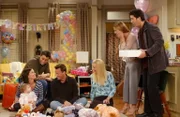 Emmas erster Geburtstag steht vor der Tür. Rachel (Jennifer Aniston, 2.v.r.) und Ross (David Schwimmer, r.) planen eine Party, zu der natürlich Monica (Courteney Cox, l.), Joey (Matt LeBlanc, 2.v.l.), Chandler (Matthew Perry, 3.v.l.) und Phoebe (Lisa Kudrow, 3.v.r.) eingeladen sind.