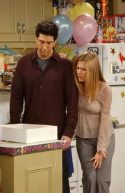 Ross (David Schwimmer, l.) und Rachel (Jennifer Aniston, r.) sind entsetzt, als sie Emmas Geburtstagstorte sehen ...