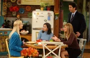 Phoebe (Lisa Kudrow, l.) hat eine Neuigkeit. Monica (Courteney Cox, 2.v.l.), Rachel (Jennifer Aniston, 2.v.r.) und Ross (David Schwimmer, r.) sind schon ganz gespannt darauf ...