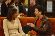 Ross (David Schwimmer, r.) kann nicht glauben, dass er von Charlies (Aisha Tyler, l.) Ex-Freund erpresst wird ...