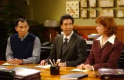 Ebenso wie Dr. Li (Ming Lo, l.) und Dr. Biely (Cathy Lind Hayes, r.) muss Ross (David Schwimmer, M.) eine Prüfung bestehen um ein Forschungsstipendium zu bekommen ...