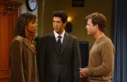 Ross (David Schwimmer, M.) muss bei Charlies (Aisha Tyler, l.) Ex-Freund Dr. Hobart (Greg Kinnear, r.) eine Prüfung bestehen um ein Forschungsstipendium zu erhalten, doch dieser stellt ihn vor ein Ultimatum ...