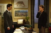 Ross (David Schwimmer, l.) steht vor einem Problem. Er muss bei Dr. Hobart (Greg Kinnear, r.) eine Prüfung bestehen um ein Forschungsstipendium zu kriegen, doch dieser will Ross  die Prüfung nur bestehen lassen, wenn er sich von Charlie trennt ...