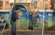 Da Rachel (Jennifer Aniston, r.) als Kind einen Unfall auf einer Schaukel hatte, möchte sie nicht, dass Ross mit Emma auf den Spielplatz geht. Ross (David Schwimmer, l.) dagegen ist überzeugt, dass man seine Ängste überwinden muss ...