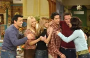 Monica (Courteney Cox, r.) und Chandler (Matthew Perry, 2.v.r.) haben für Joey (Matt LeBlanc, l.), Ross (David Schwimmer, 3.v.r.), Rachel (Jennifer Aniston, 3.v.l.) und Phoebe (Lisa Kudrow, 2.v.l.) eine freudige Neuigkeit ...