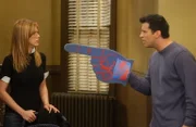 Joey (Matt LeBlanc, r.), Ross, Phoebe und Rachel (Jennifer Aniston, l.) kommen zu spät zum traditionellen Thanksgiving-Essen, was Monica sehr wütend macht ...