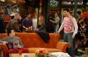 Joey (Matt LeBlanc, l.) ist erstaunt über Rossâ€™ (David Schwimmer, r.) neues Outfit ...