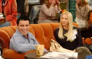 Im Central Park werden die neusten Infos ausgetauscht: Phoebe (Lisa Kudrow, r.) und Joey (Matt LeBlanc, l.) ...