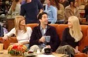 Frischluftgespräche: Rachel (Jennifer Aniston, l.), Ross (David Schwimmer, M.) und Phoebe (Lisa Kudrow, r.) ...