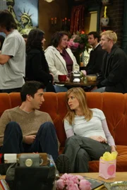 Sind traurig über Chandlers und Monicas Entscheidung: Ross (David Schwimmer, l.) und Rachel (Jennifer Aniston, r.) ...