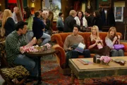 Wollen nicht, dass Chandler und Monica aufs Land ziehen: Phoebe (Lisa Kudrow, 2.v.r.), Rachel (Jennifer Aniston, r.), Joey (Matt LeBlanc, l.) und Ross (David Schwimmer, 2.v.l.) ...