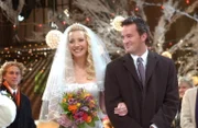 Nachdem Chandler (Matthew Perry, r.) kein Trauzeuge sein darf, erhält er die Aufgabe, Phoebe (Lisa Kudrow, l.) zum Altar zu führen ...