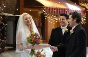 Damit die Hochzeit von Phoebe (Lisa Kudrow, l.) und Mike (Paul Rudd, r.) nicht ausfallen muss, übernimmt Joey (Matt LeBlanc, M.) das Amt des Pfarrers ...