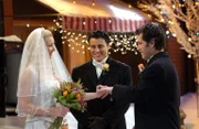 Um die Hochzeit von Phoebe (Lisa Kudrow, l.) und Mike (Paul Rudd, r.) nicht absagen zu müssen, springt Joey (Matt LeBlanc, M.) als Pfarrer ein ...