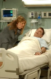 Rachel (Jennifer Aniston, l.) macht sich große Sorgen um ihren Vater (Ron Liebman, r.), der nach einem Herzinfarkt ins Krankenhaus eingeliefert wurde ...