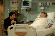 Als Rachels Vater (Ron Liebman, r.) plötzlich aufwacht, ist Ross (David Schwimmer, l.) total perplex ...